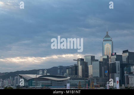 Der Central Plaza Tower und das Hong Kong Convention and Exhibition Centre in Central, Hong Kong, China. Stockfoto