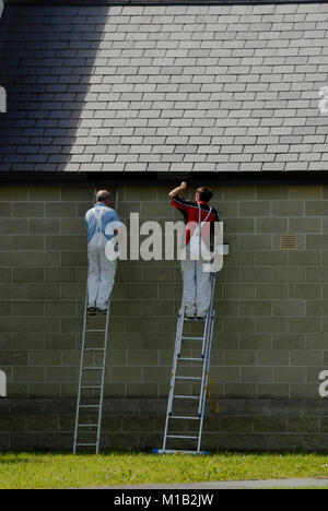 Handwerker Malerei die Regenrinne von Aberystwyth, Wales. Stockfoto