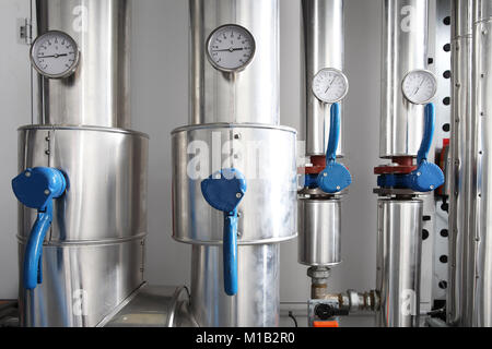 Manometer, Rohre und Wasserhahn Armaturen der Heizanlage in einem Heizraum Stockfoto