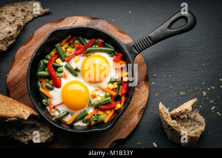 Spiegelei in einer Gusseisen Stockfoto