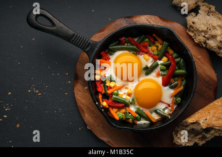 Spiegelei in einer Gusseisen Stockfoto