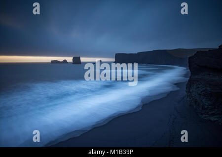 Dyrhólaey Vorgebirge an der Südküste Islands Stockfoto