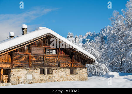 Alten hölzernen Chalets in Charousse im Winter, Chamonix, Frankreich Stockfoto