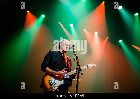 Norwegen, Bergen - November 17, 2017. Die englische Band 10cc führt ein Live Konzert in Grieghallen in Bergen. Hier Gitarrist Rick Fenn ist live auf der Bühne gesehen. (Foto: Gonzales Foto - Jarle H. Moe). Stockfoto