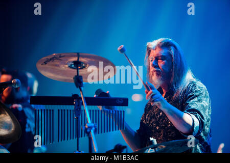 Norwegen, Bergen - November 17, 2017. Die englische Band 10cc führt ein Live Konzert in Grieghallen in Bergen. Hier Schlagzeuger Paul Burgess wird gesehen, live auf der Bühne. (Foto: Gonzales Foto - Jarle H. Moe). Stockfoto