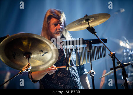 Norwegen, Bergen - November 17, 2017. Die englische Band 10cc führt ein Live Konzert in Grieghallen in Bergen. Hier Schlagzeuger Paul Burgess wird gesehen, live auf der Bühne. (Foto: Gonzales Foto - Jarle H. Moe). Stockfoto