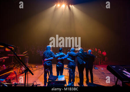 Norwegen, Bergen - November 17, 2017. Die englische Band 10cc führt ein Live Konzert in Grieghallen in Bergen. (Foto: Gonzales Foto - Jarle H. Moe). Stockfoto