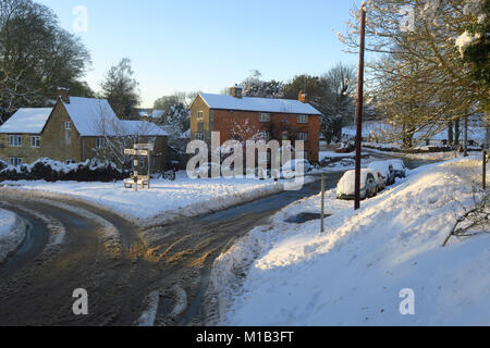 The Pear Tree Inn, Hook Norton am späten Nachmittag Sonnenschein in der Nachwirkungen eines schweren Schneefälle Stockfoto