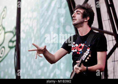 Die US-amerikanische Pop-Punk-Band All Time Low führt ein Live Konzert in der norwegischen Musik Festival Hovefestivalen 2011. Hier Gitarrist Jack Barakat wird gesehen, live auf der Bühne. Norwegen, 28.06.2011. Stockfoto