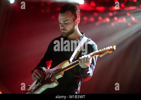 Isländischer Musiker, Sänger und Songwriter Ásgeir Trausti führt ein Live Konzert an der USF Verftet in Bergen. Norwegen, 04.12.2014. Stockfoto