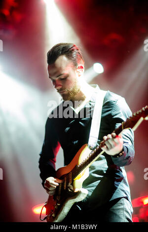Isländischer Musiker, Sänger und Songwriter Ásgeir Trausti führt ein Live Konzert an der USF Verftet in Bergen. Norwegen, 04.12.2014. Stockfoto