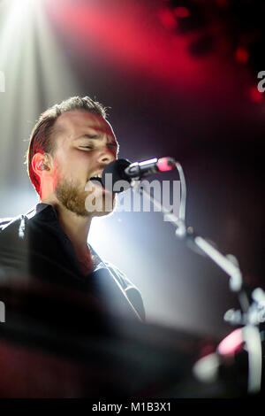 Isländischer Musiker, Sänger und Songwriter Ásgeir Trausti führt ein Live Konzert an der USF Verftet in Bergen. Norwegen, 04.12.2014. Stockfoto