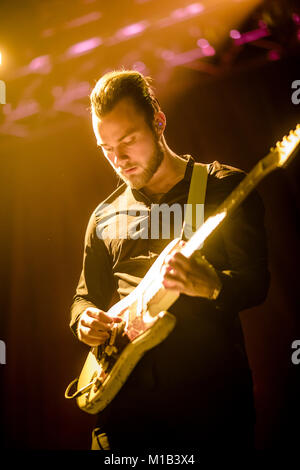 Isländischer Musiker, Sänger und Songwriter Ásgeir Trausti führt ein Live Konzert an der USF Verftet in Bergen. Norwegen, 04.12.2014. Stockfoto
