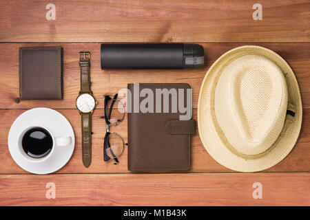 Men's Casual Outfits mit man Kleidung und Accessoires auf hölzernen Hintergrund, Stockfoto