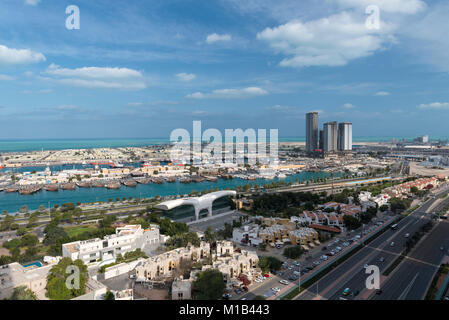 Corniche und Mina Zayed (Hafen) in Abu Dhabi, Hauptstadt der Vereinigten Arabischen Emirate Stockfoto