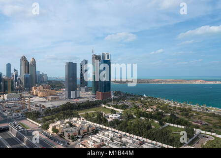 Corniche und Mina Zayed (Hafen) in Abu Dhabi, Hauptstadt der Vereinigten Arabischen Emirate Stockfoto