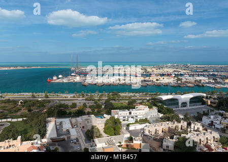 Corniche und Mina Zayed (Hafen) in Abu Dhabi, Hauptstadt der Vereinigten Arabischen Emirate Stockfoto