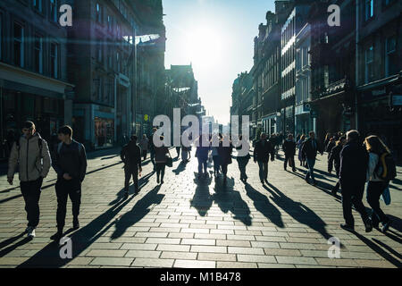 Ansicht des geschäftigen Buchanan Street an einem sonnigen Wintertag in Glasgow, Schottland, Vereinigtes Königreich Stockfoto