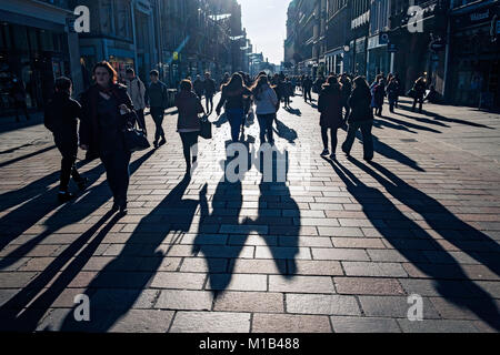 Ansicht des geschäftigen Buchanan Street an einem sonnigen Wintertag in Glasgow, Schottland, Vereinigtes Königreich Stockfoto