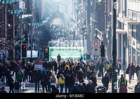 Ansicht des geschäftigen Buchanan Street an einem sonnigen Wintertag in Glasgow, Schottland, Vereinigtes Königreich Stockfoto
