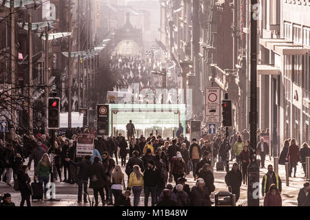 Ansicht des geschäftigen Buchanan Street an einem sonnigen Wintertag in Glasgow, Schottland, Vereinigtes Königreich Stockfoto