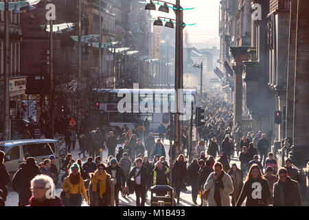 Ansicht des geschäftigen Buchanan Street an einem sonnigen Wintertag in Glasgow, Schottland, Vereinigtes Königreich Stockfoto