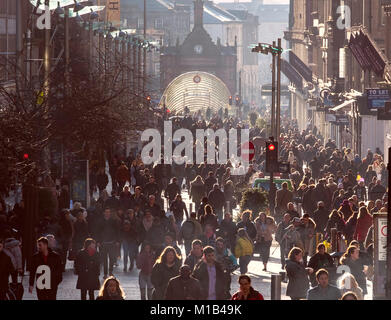 Ansicht des geschäftigen Buchanan Street an einem sonnigen Wintertag in Glasgow, Schottland, Vereinigtes Königreich Stockfoto