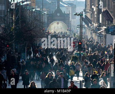 Ansicht des geschäftigen Buchanan Street an einem sonnigen Wintertag in Glasgow, Schottland, Vereinigtes Königreich Stockfoto