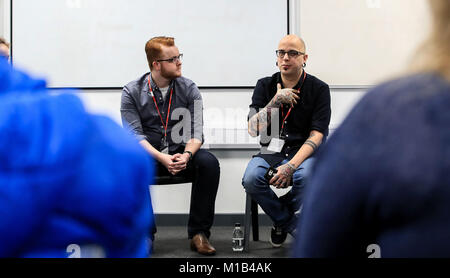 Travis Frain (links) und Dan Hett von der Hinterbliebenen gegen Terror Gruppe sprechen Sie mit Studenten an der Manchester Enterprise Academy. Stockfoto