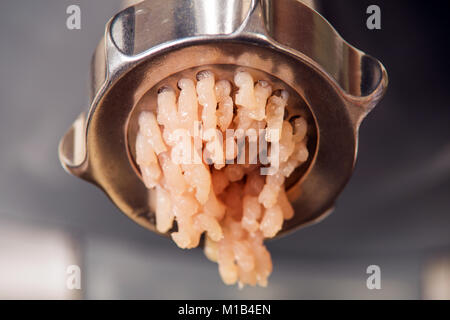 Huhn forcemeat Close-up. Vorbereitung forcemeat mit Fleischwolf. Stockfoto