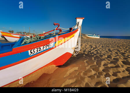 Bunte Fischerboote im Sand am Strand liegen Stockfoto