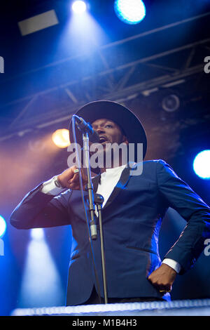 Norwegen, Bergen - Juni 17., 2017. Die belgische Rapper und Lyriker Baloji führt ein Live Konzert während der norwegischen Musik Festival Bergenfest 2017 in Bergen. Stockfoto