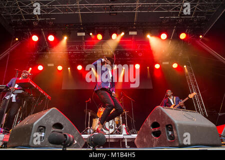 Norwegen, Bergen - Juni 17., 2017. Die belgische Rapper und Lyriker Baloji führt ein Live Konzert während der norwegischen Musik Festival Bergenfest 2017 in Bergen. Stockfoto