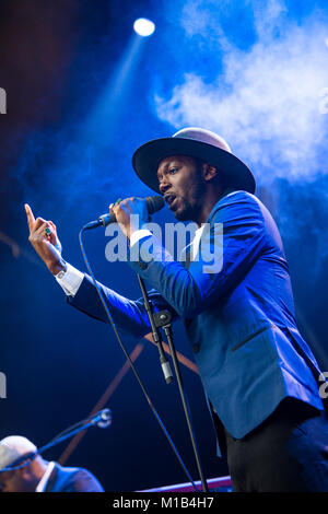 Norwegen, Bergen - Juni 17., 2017. Die belgische Rapper und Lyriker Baloji führt ein Live Konzert während der norwegischen Musik Festival Bergenfest 2017 in Bergen. Stockfoto