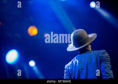 Norwegen, Bergen - Juni 17., 2017. Die belgische Rapper und Lyriker Baloji führt ein Live Konzert während der norwegischen Musik Festival Bergenfest 2017 in Bergen. Stockfoto