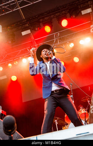 Norwegen, Bergen - Juni 17., 2017. Die belgische Rapper und Lyriker Baloji führt ein Live Konzert während der norwegischen Musik Festival Bergenfest 2017 in Bergen. Stockfoto