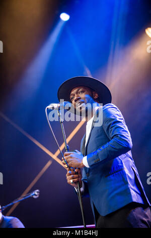 Norwegen, Bergen - Juni 17., 2017. Die belgische Rapper und Lyriker Baloji führt ein Live Konzert während der norwegischen Musik Festival Bergenfest 2017 in Bergen. Stockfoto