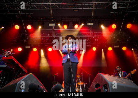 Norwegen, Bergen - Juni 17., 2017. Die belgische Rapper und Lyriker Baloji führt ein Live Konzert während der norwegischen Musik Festival Bergenfest 2017 in Bergen. Stockfoto