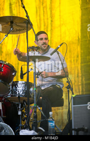 Die US-amerikanische Rockband Band von Pferden führt ein Live Konzert in der norwegischen Musik Festival Bergenfest 2013. Hier Musiker Creighton Barrett am Schlagzeug zu sehen ist live auf der Bühne. Norwegen, 13/06 2013. Stockfoto