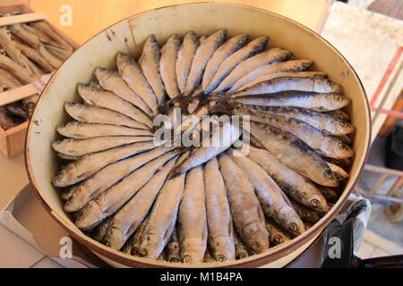 Gesalzener Fisch Produkte für den Verkauf an einem Markt in Spanien Abschaltdruck Stockfoto