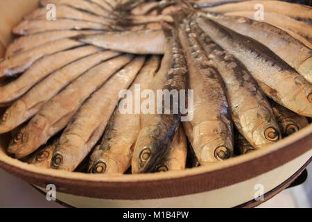 Gesalzener Fisch Produkte für den Verkauf an einem Markt in Spanien Abschaltdruck Stockfoto