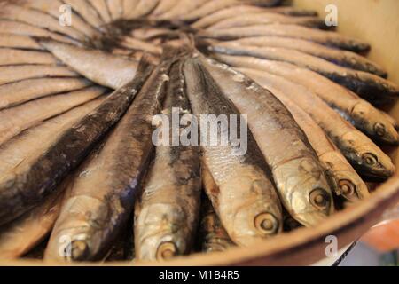 Gesalzener Fisch Produkte für den Verkauf an einem Markt in Spanien Abschaltdruck Stockfoto