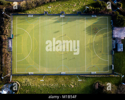 Eine Antenne nach unten Blick auf den Fußball auf einen Stellplatz in Kingsbridge, Devon, Großbritannien Stockfoto