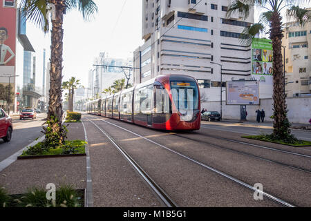 Casablanca, Marokko - 21. Januar 2018: Blick auf die Straßenbahn vorbei auf den Eisenbahnstrecken im Finanzdistrikt Stockfoto