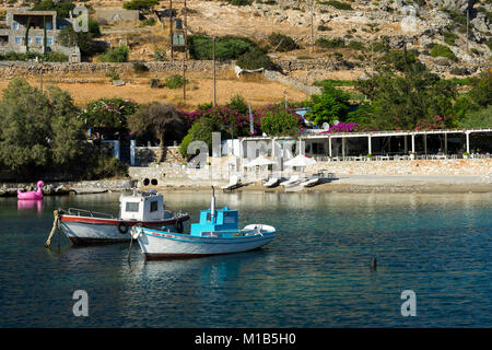 Schinoussa Island Beach mit Blick auf den Hafen. Griechenland Stockfoto