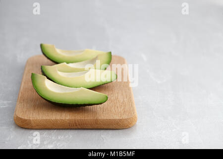 Frische avocado Slices auf Schneidebrett Stockfoto