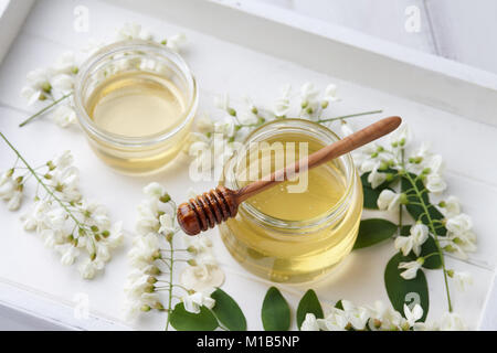 Mit süßen Honig, Akazie Blüten in Holz- fach Stockfoto