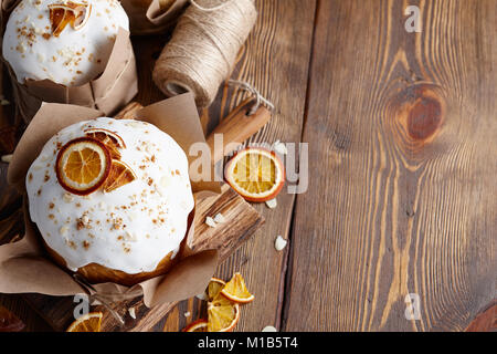 Ostern Kuchen mit kandierten Früchten auf hölzernen Planken Stockfoto