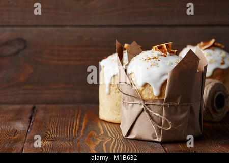 Ostern Kuchen mit kandierten Früchten auf hölzernen Planken Stockfoto