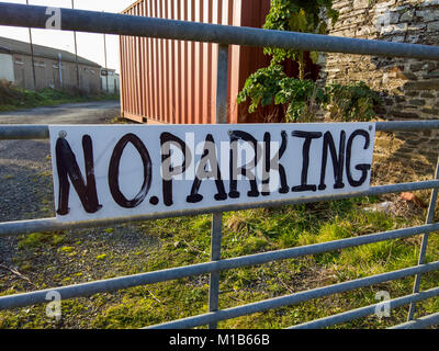 Ein handgemaltes kein Parkplatz Schild auf ein Tor in North Devon, England. Stockfoto